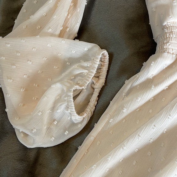 Lightweight Cream colored Dress. - Picture 4 of 5